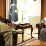 सऊदी राजदूत के सामने पैर पर पैर चढ़ाकर बैठना PAK के विदेश मंत्री को पड़ा महंगा