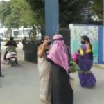 कर्नाटक में स्कूल पहुंचने के बाद छात्रा से गेट पर उतरवाया गया हिजाब, देखें VIDEO