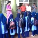 कर्नाटक में हिजाब पहनकर यूनिवर्सिटी पहुंची छात्राएं, क्लास में एंट्री करने से रोका