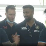 IND vs SA Series: दूसरे मैच के लिए कटक पहुंची दोनों टीम, एयरपोर्ट पर ही आपस में करने लगे मस्ती, VIDEO