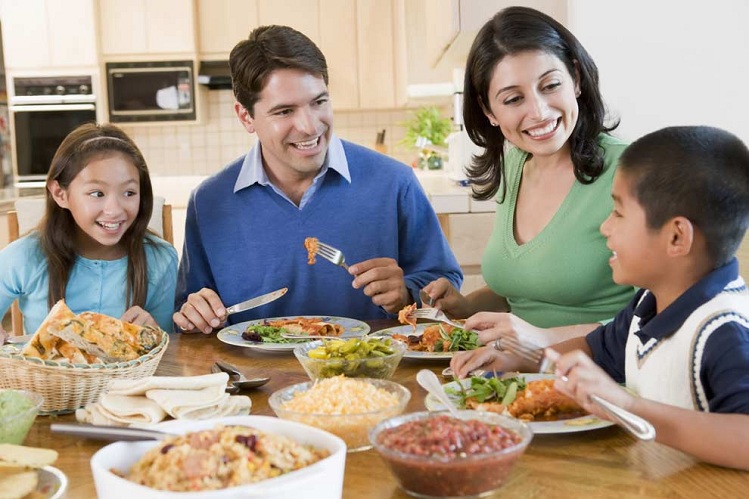 Health Care Tips: खाना खाते समय भूलकर भी ना करें यह गलती, जान पर पड़ सकती है भारी !