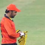 T20 वर्ल्ड कप 2022 स्क्वॉड में नहीं चुने जाने के बाद सरफराज अहमद LIVE मैच में नजर आए गुमसुम