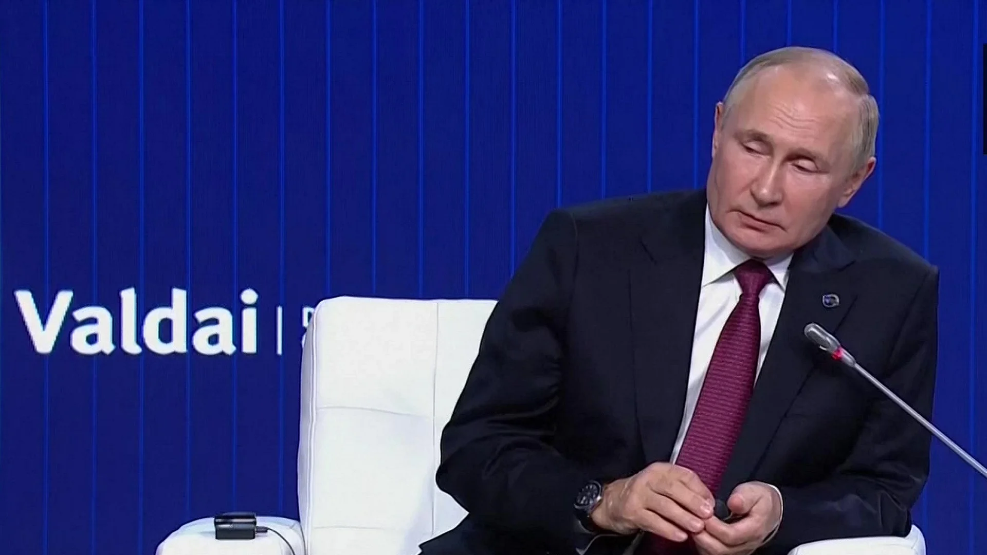 रूसी राष्ट्रपति पुतिन बीमार! बैठक में असहज हुए, थपथपाने लगे अपने पैर
