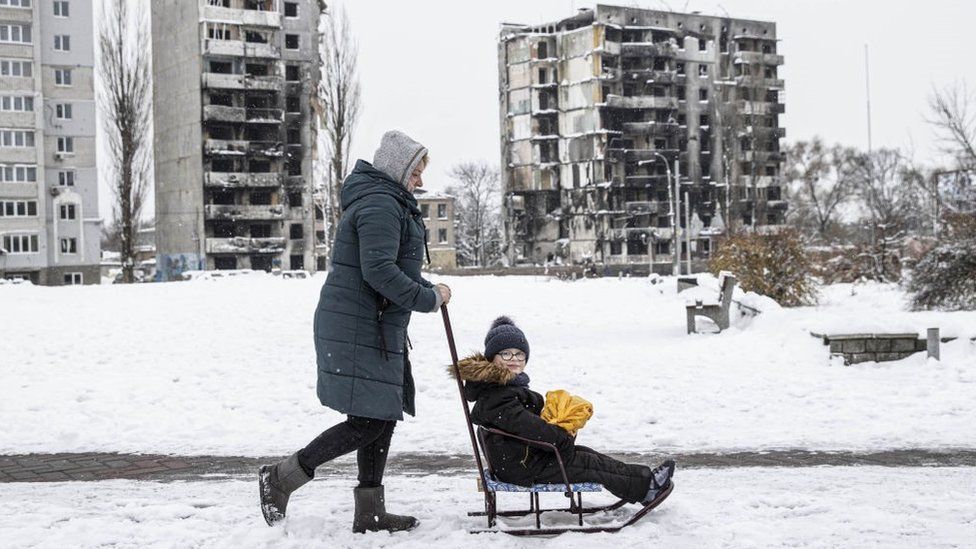 रूस के मिसाइल हमलों से बेहाल हुआ यूक्रेन, -20 डिग्री तापमान में घर छोड़ने को मजबूर लोग