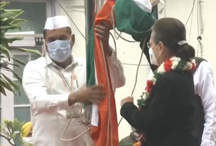 कांग्रेस स्थापना दिवस: फहराने से पहले ही सोनिया के हाथों में गिरा पार्टी का झंडा, देखें VIDEO