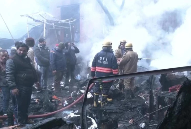 Delhi Fire: चांदनी चौक की लाजपत राय मार्केट में लगी आग, 60 दुकानें जलकर हुईं राख