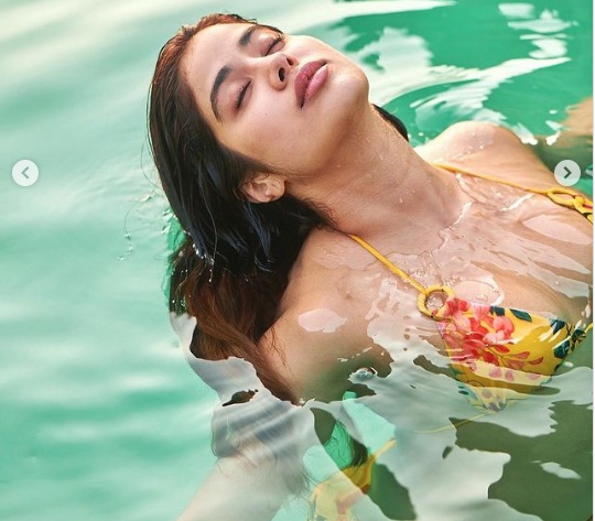 जाह्नवी कपूर ने बिकिनी पहन स्विमिंग पूल में मारी डुबकी, देखें खूबसूरत तस्वीरें