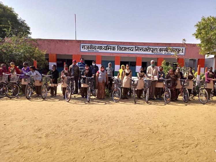 विद्यालय की 21 छात्राओं को निःशुल्क साईकिल की वितरित