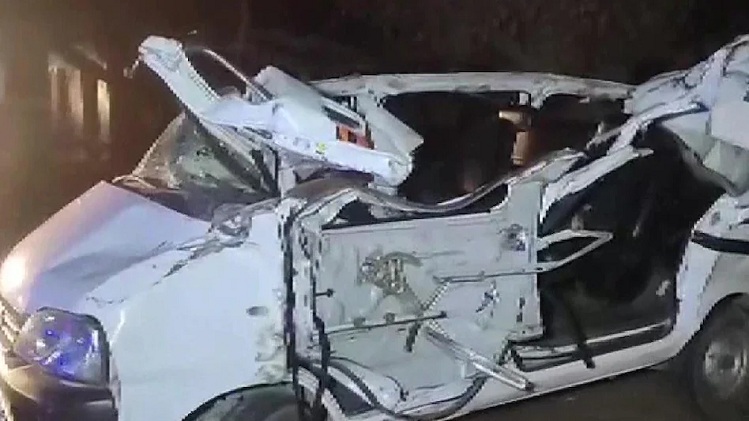 UP के Rampur में भीषण सड़क हादसा, ट्रक में जा घुसी तेज रफ्तार कार, 5 की मौत