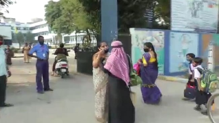 कर्नाटक में स्कूल पहुंचने के बाद छात्रा से गेट पर उतरवाया गया हिजाब, देखें VIDEO