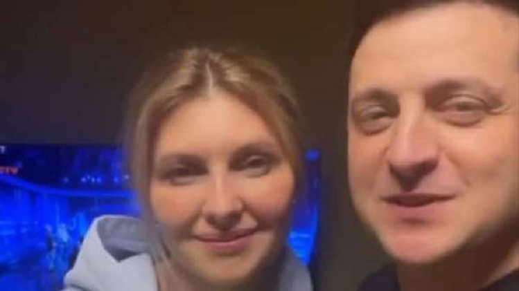 रूस के हमले के बीच यूक्रेन के राष्ट्रपति ने पत्नी संग दिया लव मेसेज, देखें वीडियो
