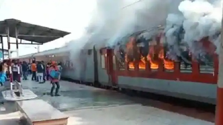 Madhubani Train Fire: मधुबनी स्टेशन पर खड़ी ट्रेन में लगी भीषण आग, देखें VIDEO