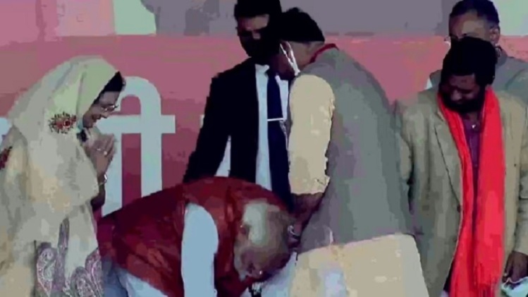 UP Election 2022: इस कारण PM मोदी ने उन्नाव में मंच पर छुए जिलाध्यक्ष के पैर, देखें VIDEO