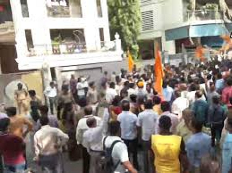 Hanuman Chalisa Controversy: महाराष्ट्र में घमासान, ‘मातोश्री’ के बाहर हनुमान चालीसा का ऐलान
