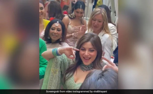 कनिका कपूर ने अपनी शादी में ऐश्वर्या राय के इस गाने डांस, देखते रह गए विदेशी भी ये देसी अंदाज