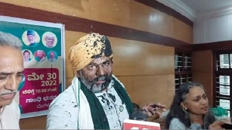 Rakesh Tikait: प्रेस वार्ता के दौरान किसान नेता राकेश टिकैत के ऊपर फेंकी गई स्याही