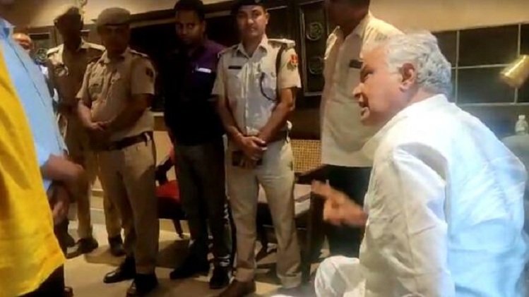 उदयपुर पहुंचे किरोड़ीलाल मीणा: पुलिस ने होटल में ही कर दी घेराबंदी, कहा- ऊपर से आदेश, वापस जाएं