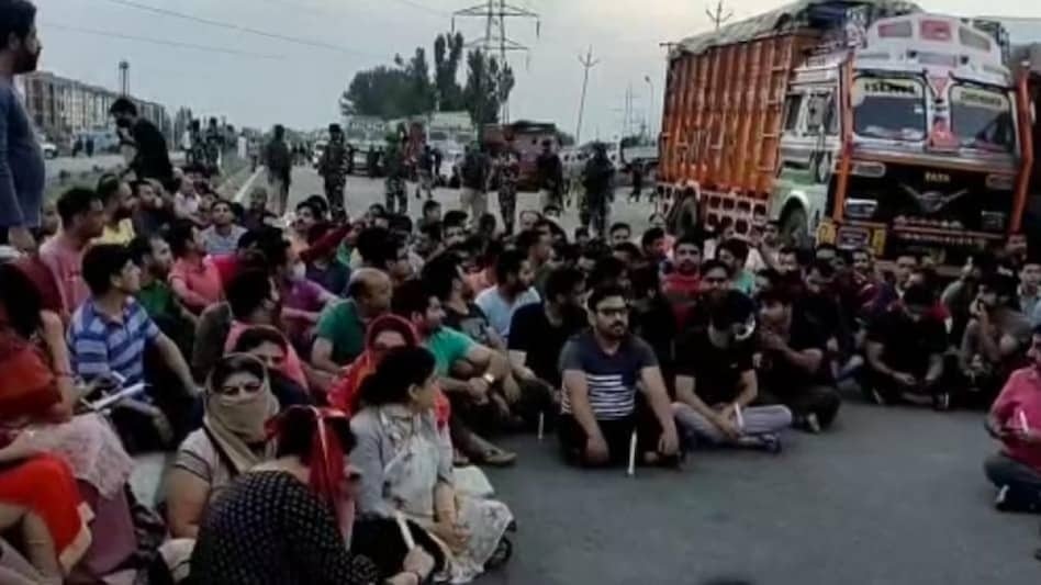 कश्मीरी पंडित राहुल भट्ट की हत्या के खिलाफ शेखपोरा और बडगाम में विरोध-प्रदर्शन शुरू