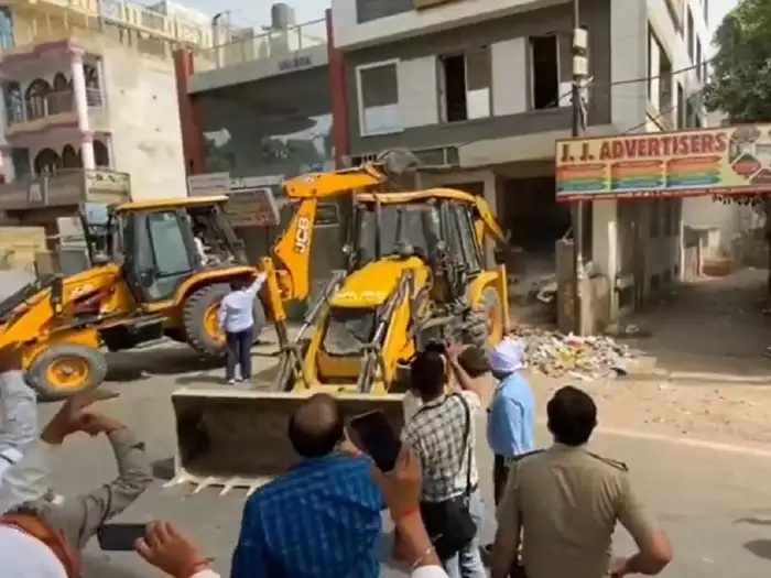 कानपुर हिंसा: मुख्य आरोपी के करीबी के घर चला बुलडोजर, गिराई गई अवैध इमारत