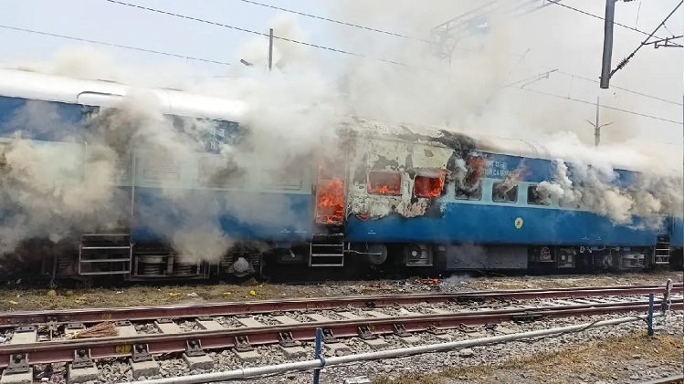 अग्निपथ’ की आग में धधक रहा बिहार, छात्रों ने फूंकी ट्रेन