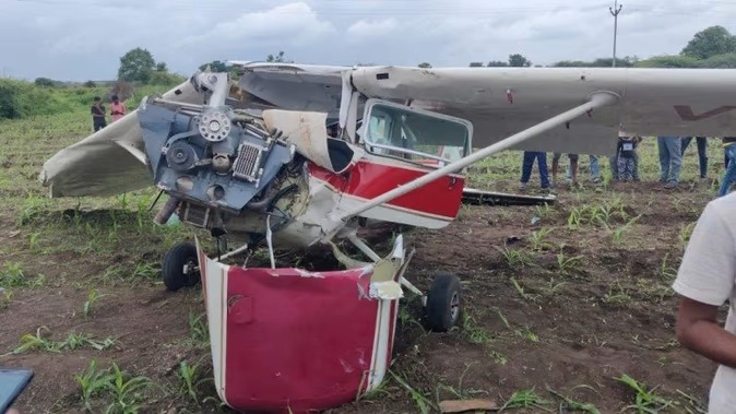 पुणे में ट्रेनी एयरक्राफ्ट क्रैश: दो टुकड़ों में बंट गया विमान, बाल-बाल बची महिला ट्रेनी पायलट