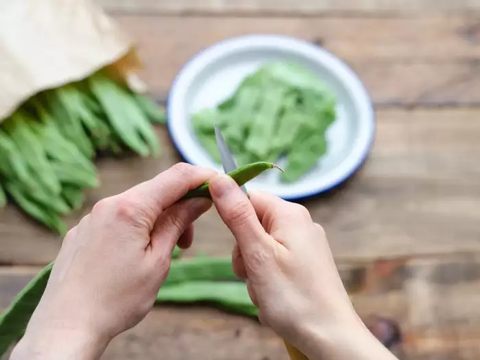 Hands Care Tips: आपके भी सब्जी काटने के कारण फट गए हैं हाथ तो अपनाएं ये आसान उपाय !