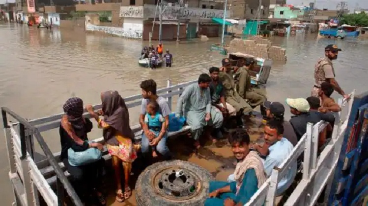 पाकिस्तान के सिंध और बलूचिस्तान में बारिश से बुरा हाल, तस्वीरों में देखें कैसा है मंजर