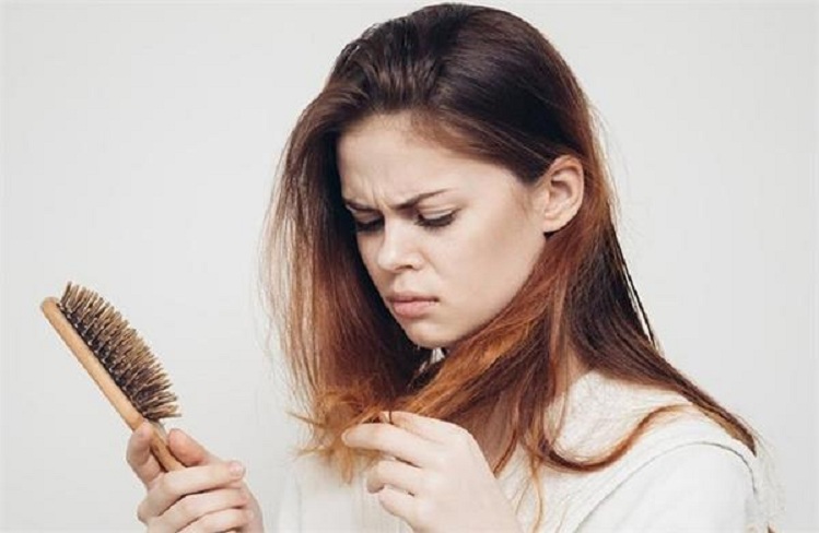 Hair Care Tips: अगर आप भी है मानसून में बाल झड़ने की समस्या से परेशान तो पहले ही अपनाएं ये तरीके !