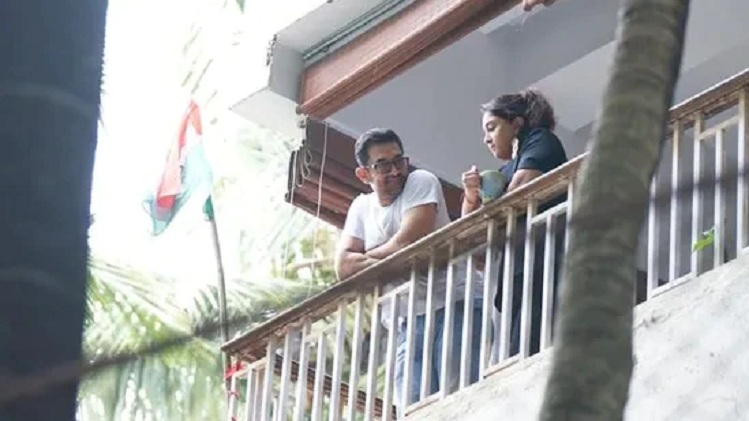 बेटी के साथ आमिर खान ने उठाया तिरंगा, वायरल हुई तस्वीर