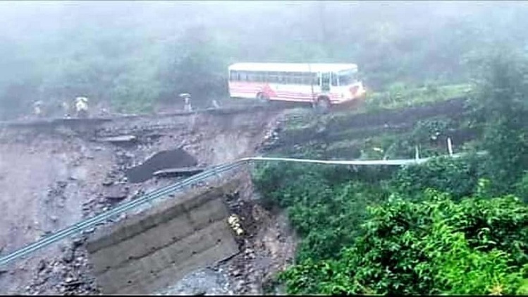 हिमाचल में भारी बारिश का कहर, पानी के बहाव के बीच ढह गया रेलवे पुल