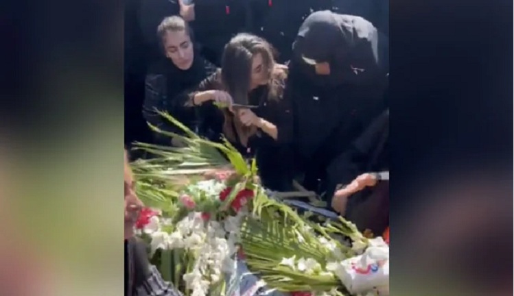 VIDEO: ईरान में हिजाब-विरोधी प्रदर्शन तेज़, मृत प्रदर्शनकारी की कब्र पर बहन ने काटे बाल