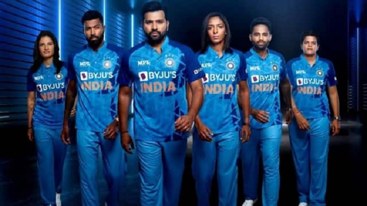 T20 World Cup के लिए टीम इंडिया की नई जर्सी हुई लॉन्च, देखें तस्वीरें