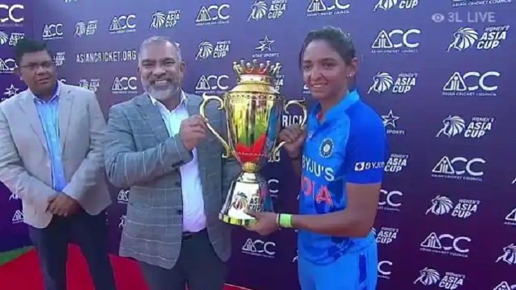 हरमनप्रीत कौर ने एशिया कप जीतकर रचा इतिहास, MS धोनी को पीछे छोड़ा