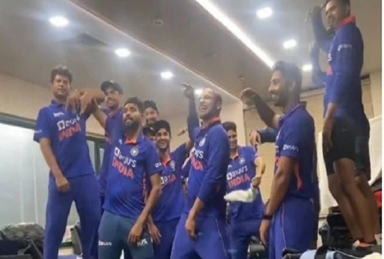 VIDEO: सीरीज में जीतने के बाद जमकर नाची टीम इंडिया, ड्रेसिंग रूम में उड़ाए तौलिए