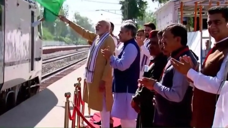 PM Modi Flags Off Vande Bharat: हिमाचल प्रदेश-दिल्ली के बीच दौड़ेगी चौथी वंदे भारत ट्रेन, पीएम मोदी ने दिखाई हरी झंडी