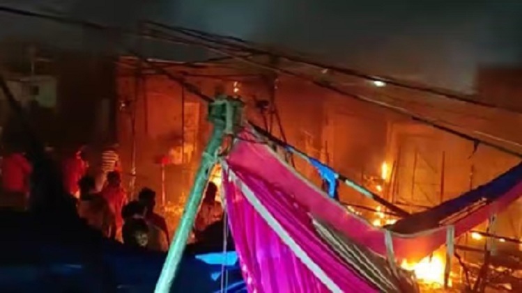 यूपी के भदोही में बड़ा हादसा: दुर्गा पूजा पंडाल में लगी भीषण आग, तीन बच्चों समेत 5 की मौत