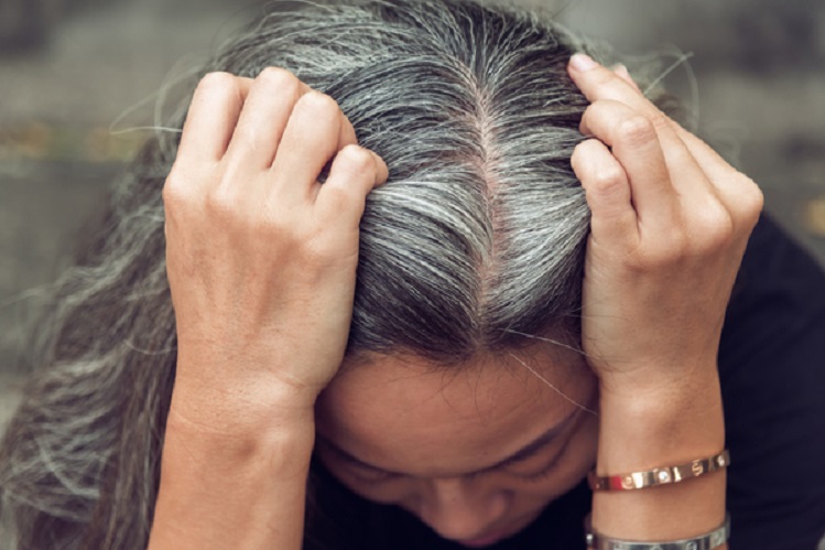 Hair Care Tips: आप भी सफेद बालों की समस्या से परेशान तो अपनाएं ये आसान टिप्स !