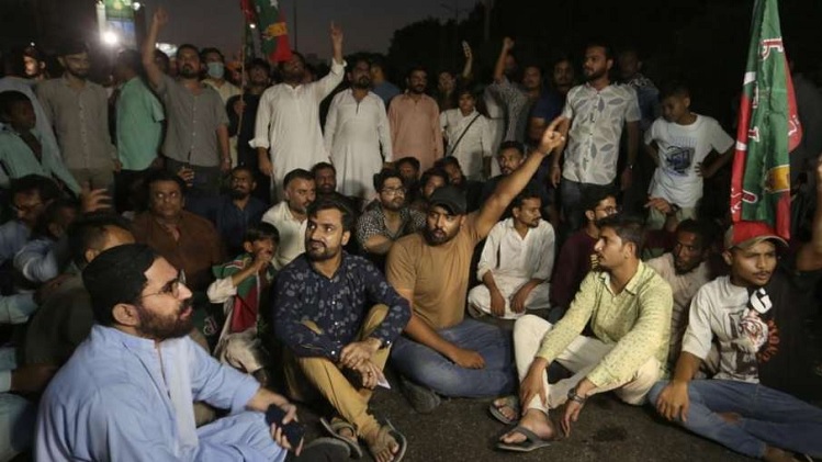 इमरान खान पर हमले के बाद पूरे पाकिस्तान में जबरदस्त प्रदर्शन, हो सकता है गृह युद्ध!