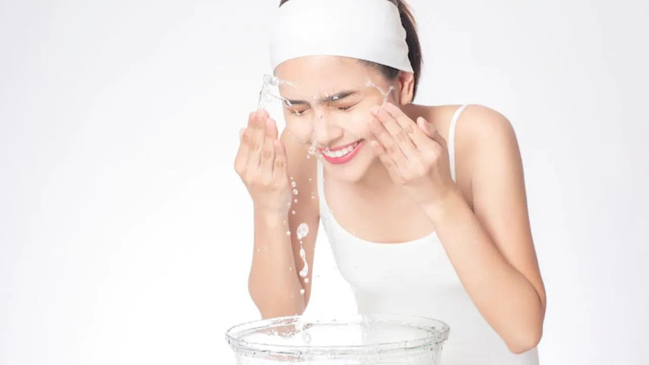 Skin Care Tips: मुंह धोने के लिए करते है गर्म पानी का इस्तेमाल तो हो जाए सावधान, हो सकती है ये समस्या !