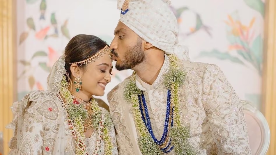 Axar Patel Wedding with Meha: अक्षर पटेल ने मेहा संग लिए सात फेरे, बारात का वीडियो वायरल