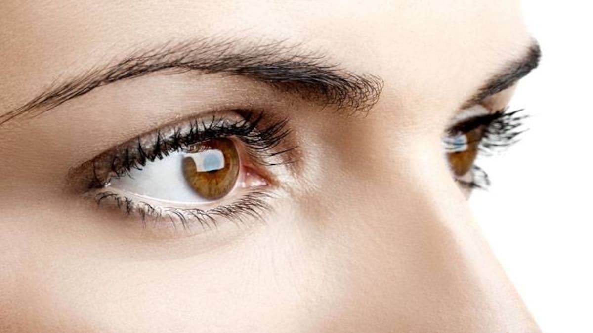 Eye Health Tips: शरीर में इन विटामिंस की ना होने दे कमी वरना आंखों की रोशनी होने लगती है कम !