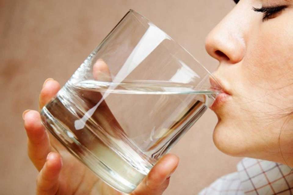 Health Care Tips: इस तरह पानी पीने की ना करें गलती, हो सकती है पेट से जुड़ी कई समस्याएं !