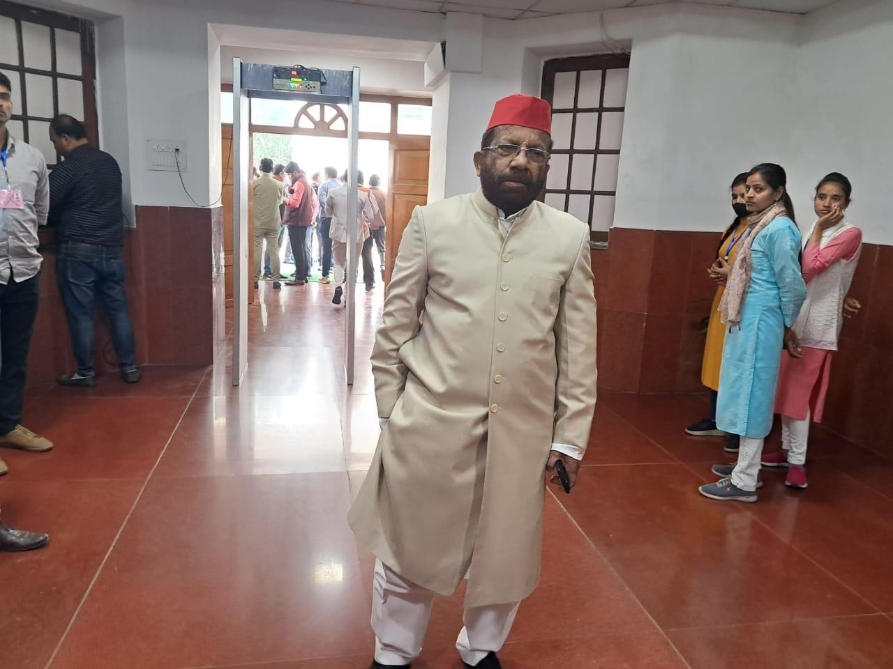 आजम खान के समर्थन में शेरवानी पहनकर सदन में पहुंचे सपा विधायक