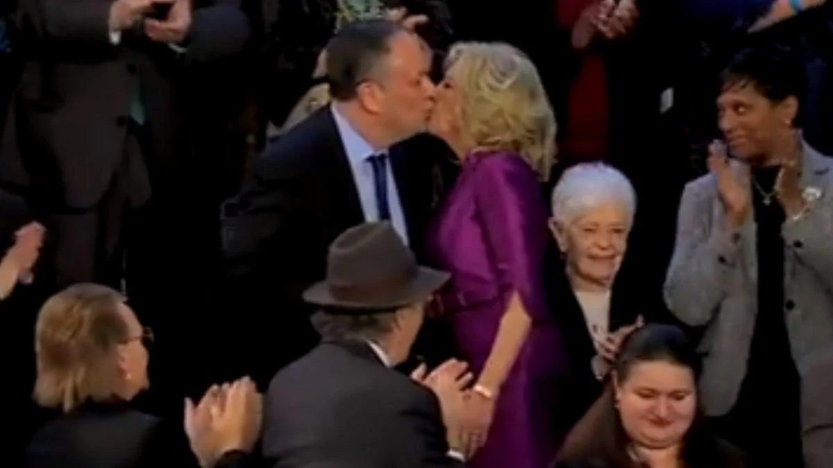 अमेरिकी राष्ट्रपति जो बाइडन की पत्नी ने कमला हैरिस के पति को किया किस, देखें VIDEO