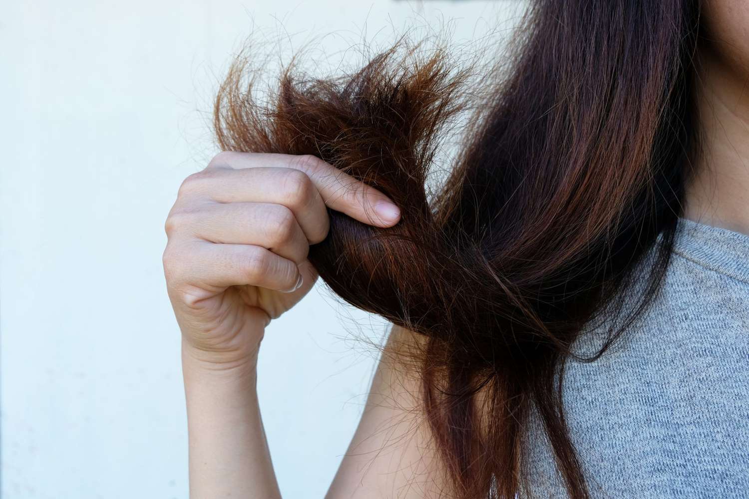 Hair Care Tips: बालों से जुड़ी समस्याओं को करने और ग्रोथ को बढ़ाने के लिए इन एसेंशियल ऑयल का करें इस्तेमाल !