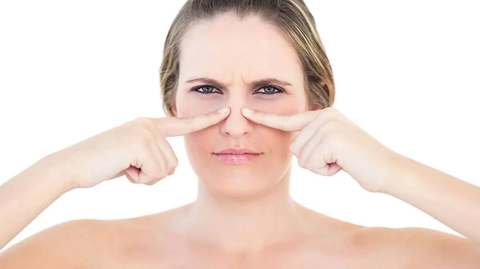 Skin Care Tips: चेहरे पर होने वाले व्हाइटहेड्स की समस्या से राहत पाने के लिए अपनाए हल्दी का ये नुस्खा !