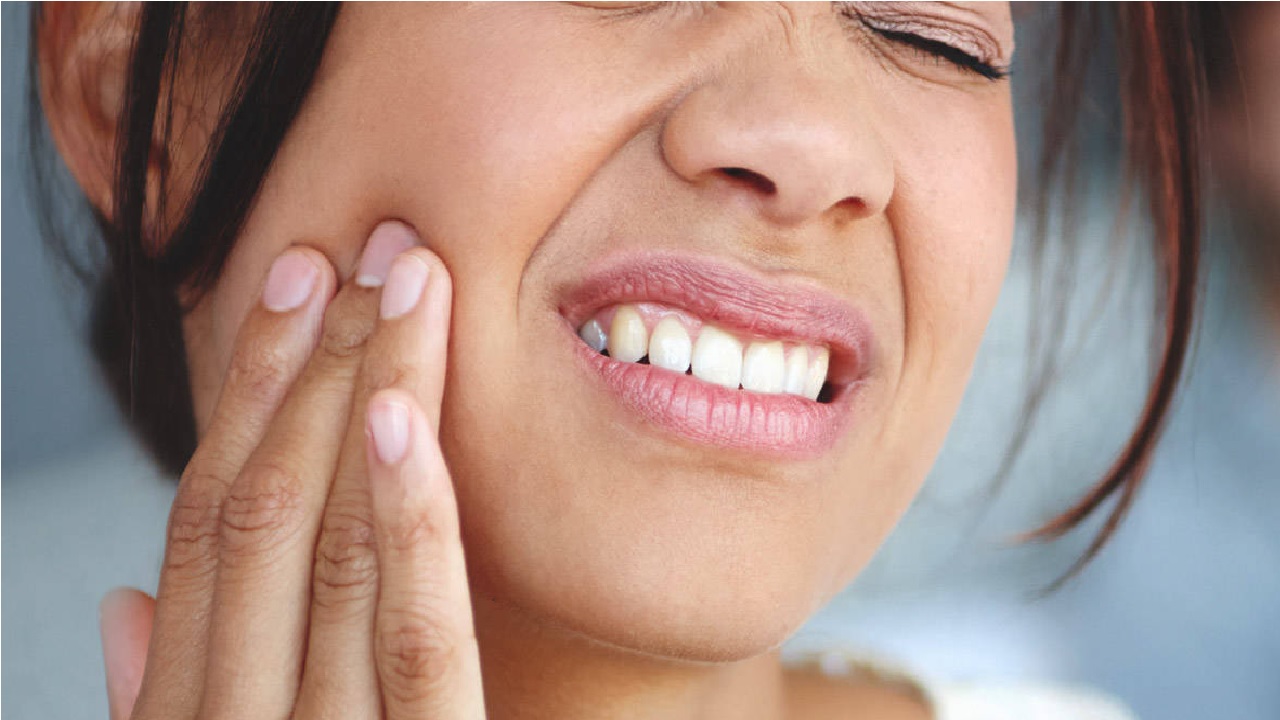Health Care Tips: दांतों में हो रहे असहनीय दर्द से छुटकारा पाने के लिए अपनाएं ये घरेलू उपाय, तुरंत मिलेगी राहत !