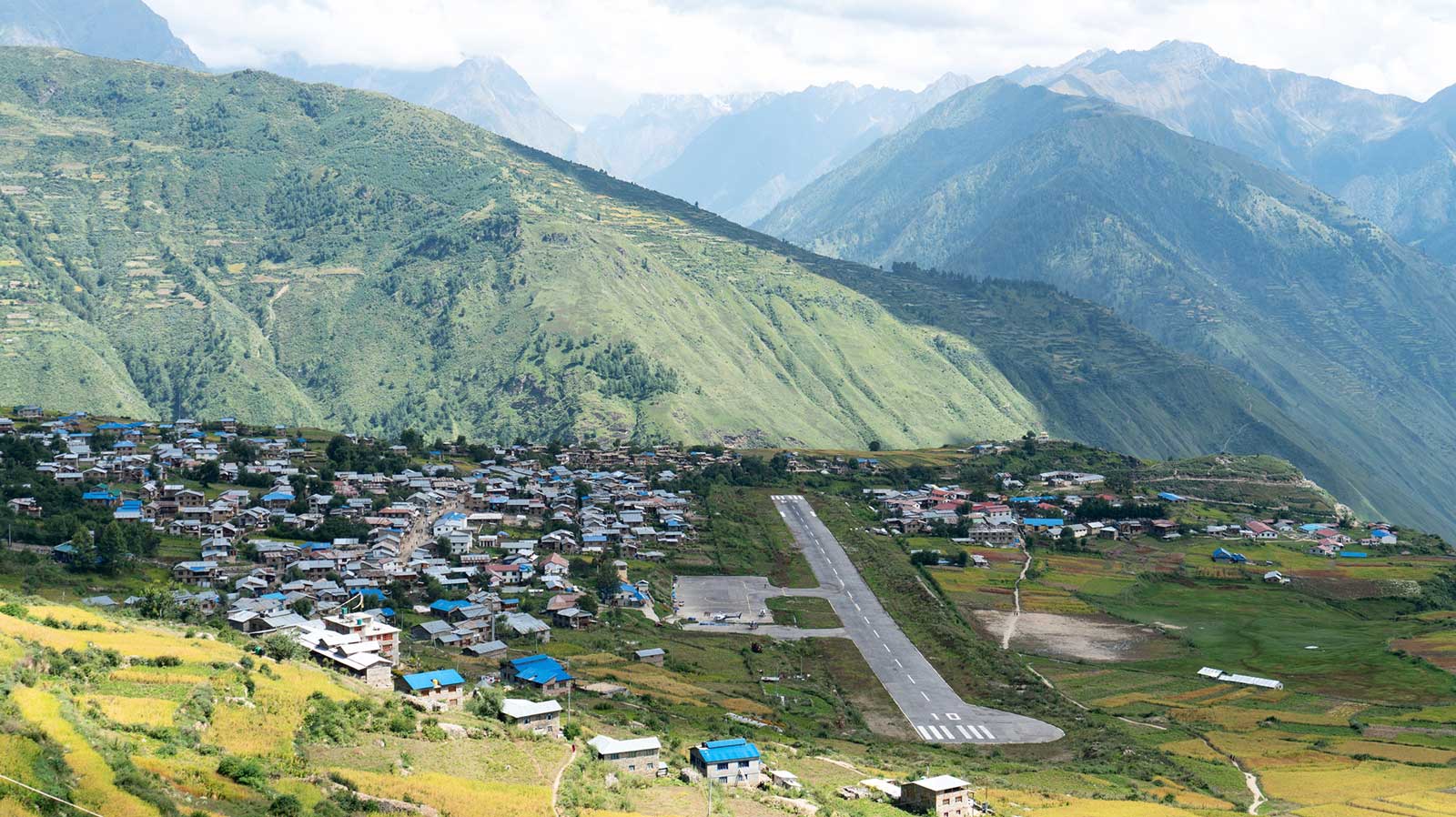 Travel Tips: ये है नेपाल के सबसे खतरनाक एयरपोर्ट, कहीं भारी बर्फबारी तो कहीं छोटा रनवे !