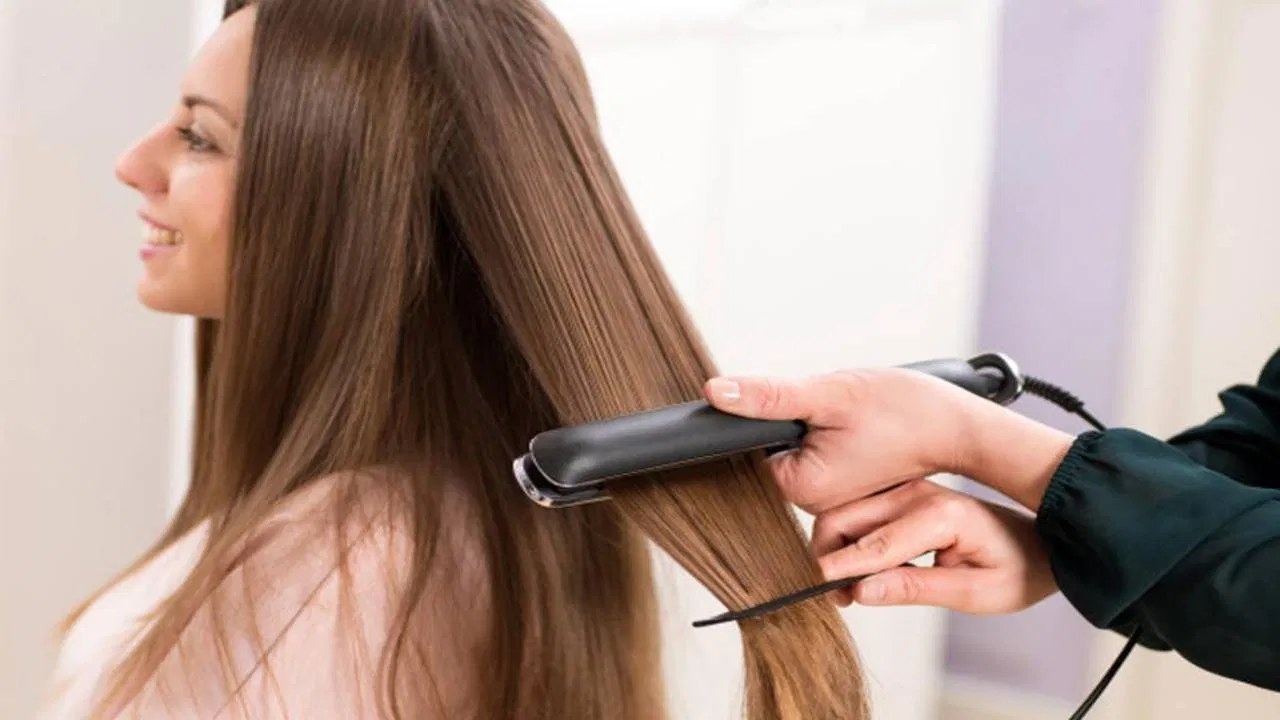 Hair Care Tips: हेयर स्ट्रेटनिंग के लिए केमिकल युक्त प्रोडक्ट की बजाए अपनाए ये नुस्खा, नही पड़ेगी पार्लर जाने की जरूरत !
