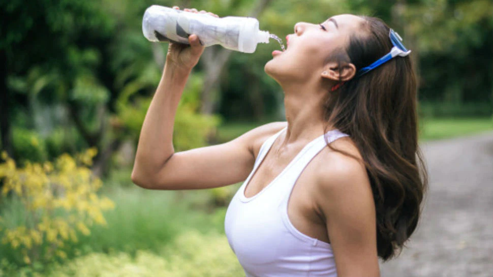 Health Care Tips: सेहत के लिए बहुत फायदेमंद है सुबह उठकर पानी पीने की आदत, मिलते है कई फायदे !